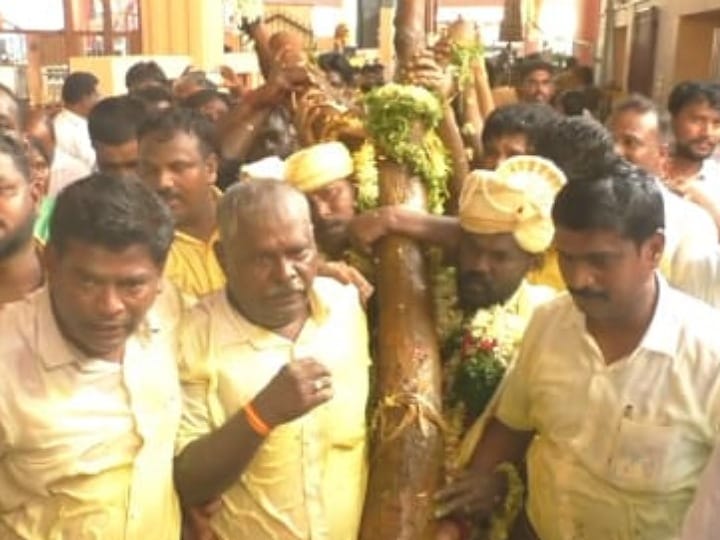 வைகாசி பெருவிழா: கரூரில் மாரியம்மன் கம்பத்தை 2 கிலோ மீட்டர் தோளில் சுமந்து வந்த பக்தர்கள்
