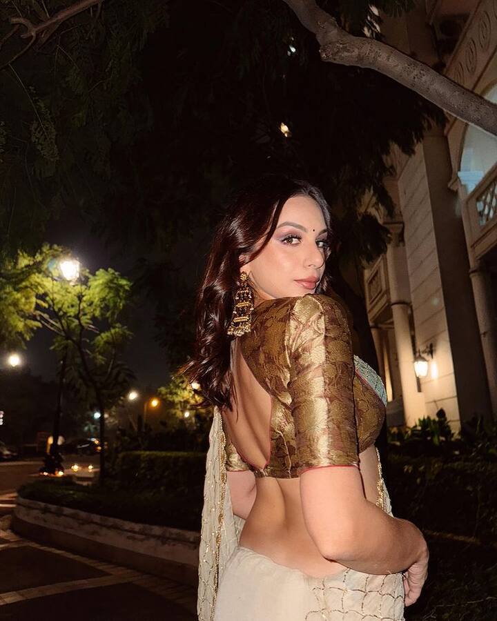 અભિનેત્રીએ ગ્લેમરસ અંદાજમાં કેમેરાની સામે પોઝ આપ્યા છે.