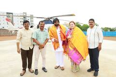 In Pics: భార్యతో కలిసి ఓటేసిన పవన్ కల్యాణ్, హెలికాప్టర్‌లో గ్రాండ్ ఎంట్రీ