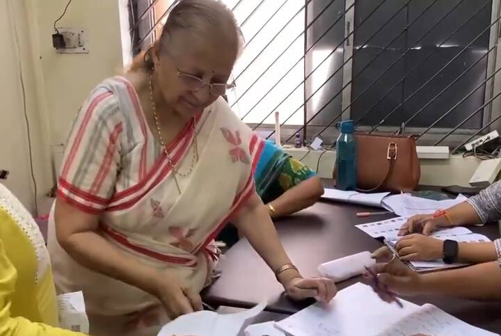 లోక్సభ మాజీ స్పీకర్ సుమిత్రా మహాజన్ ఇండోర్లో ఓటు హక్కు వినియోగించుకున్నారు. అందరూ తప్పకుండా ఓటు వేయాలని సూచించారు. దేశ అభివృద్ధి కోసం కృషి చేస్తున్న వాళ్ల కోసం ఓటు వేయడం మనందరి బాధ్యత అని వెల్లడించారు.