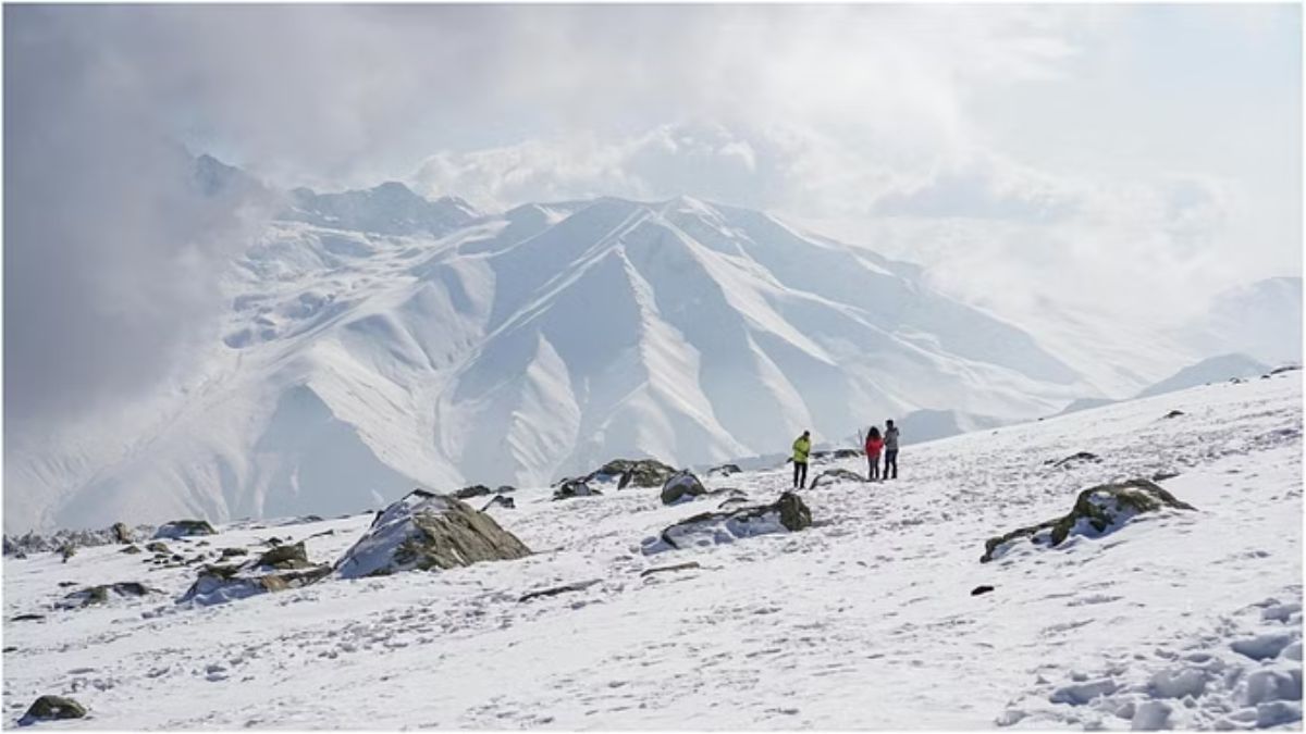 Travel : उन्हाळ्यातही थंडीने जिथे थरकाप जाणवतो, भारतातील हे सर्वात थंड शहर! सुट्टीचा आनंद घ्या, भेट देऊन तर पाहा..