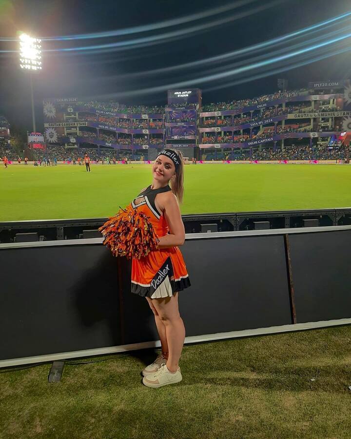अक्सर लोग इनकी खूबसरती पर दिल हार जाते हैं. हम आपको सनराइजर्स हैदराबाद की एक ऐसी ही चियरलीडर के बारे में बताएंगे, जो अपनी खूबसूरती से सबको दीवाना बना रही हैं
