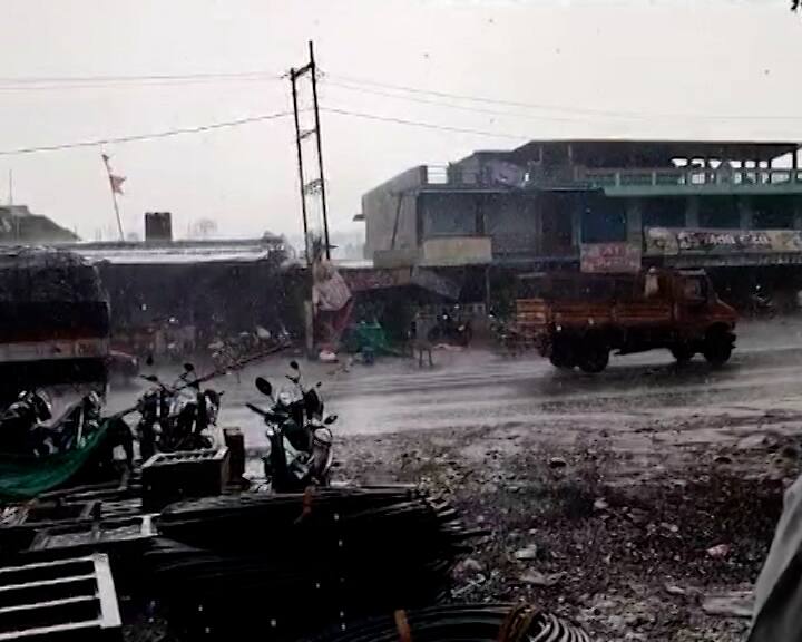 Weather in Valsad district changed amid scorching heat, leaf sheds flew amid heavy rain કાળઝાળ ગરમી વચ્ચે વલસાડ જિલ્લાનાં વાતાવરણમાં પલટો, ભારે વરસાદને કારણે પતરાના શેડ ઉડ્યા