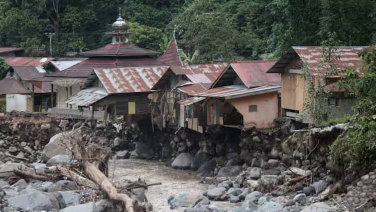 41 killed in Indonesia's West Sumatra due to heavy rains, floods - watch video Watch Video: இந்தோனேசியா மேற்கு சுமத்ராவில் திடீர் கனமழை, வெள்ளம்.. இதுவரை 41 பேர் வரை உயிரிழப்பு என தகவல்!