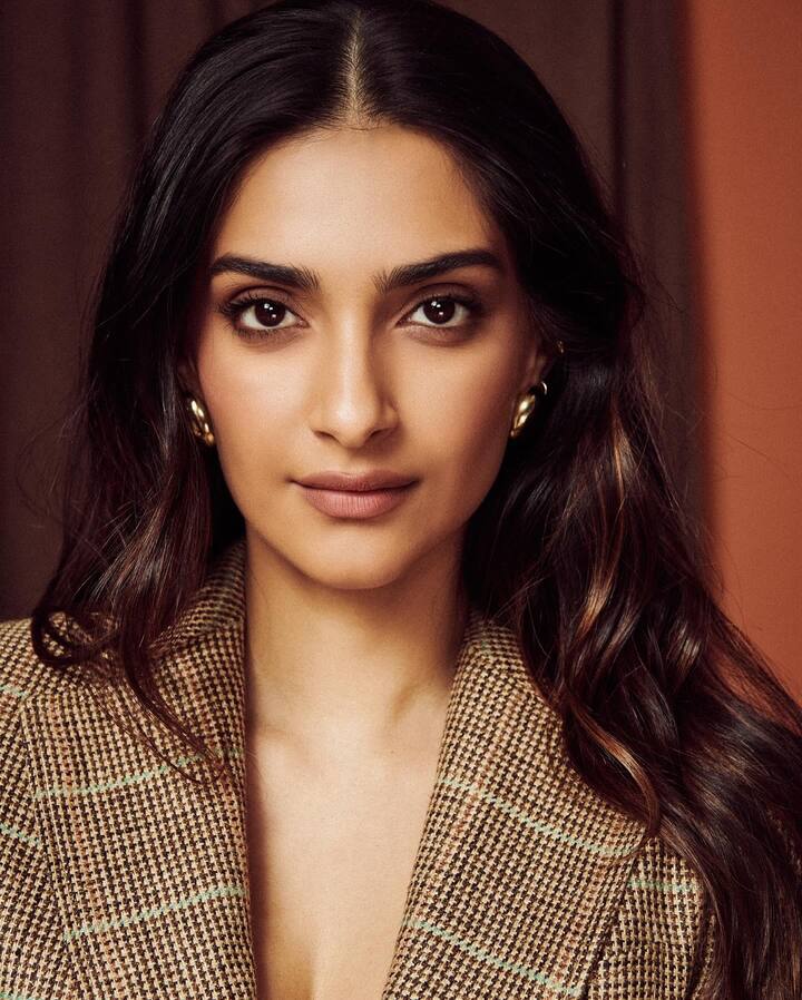 तिच्या या लूकचे अनेक फोटो तिने सोशल मीडियावर शेअर केले आहेत.(photo:sonamkapoor/ig )