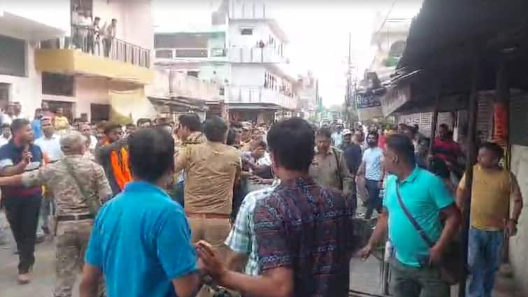 BJP and Congress workers fought in Kanpur stones were thrown from both sides after Voting वोटिंग खत्म होते ही कानपुर में BJP और कांग्रेस कार्यकर्ताओं में मारपीट, दोनों ओर से चले पत्थर, देखें Video