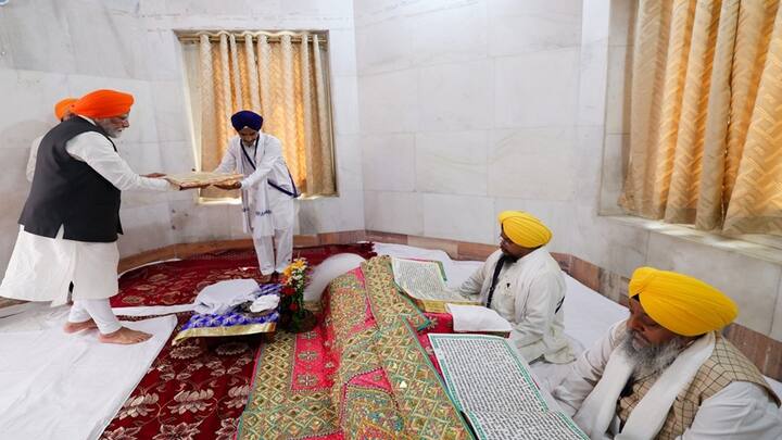 પીએમ મોદીએ માથા પર પાઘડી બાંધીને શ્રી હરમંદિર જી પટના સાહિબની મુલાકાત લીધી હતી. આ અંગે ઘણા ફોટા અને વીડિયો પણ સામે આવ્યા છે, જેમાં વડાપ્રધાન ખૂબ જ ખુશ દેખાઈ રહ્યા છે.