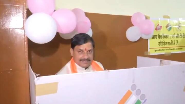 మధ్యప్రదేశ్‌లోని ఉజ్జెయిన్‌లో ముఖ్యమంత్రి మోహన్ యాదవ్ ఓటు హక్కు వినియోగించుకున్నారు. ఆయనతో పాటు ఆయన సతీమణి సీమా యాదవ్‌ ఓటు వేశారు. 100% పోలింగ్ నమోదయ్యేలా ఓటర్లు అందరూ తమ ఓటు హక్కు వినియోగించుకోవాలని ఆయన కోరారు. ప్రజాస్వామ్యాన్ని బలోపేతం చేసేందుకు ఓటు తప్పకుండా వేయాలని సూచించారు.