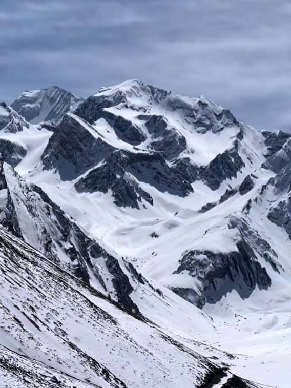 कैसा दिखता है ओम पर्वत? जहां पहाड़ियों से बनता है ॐ