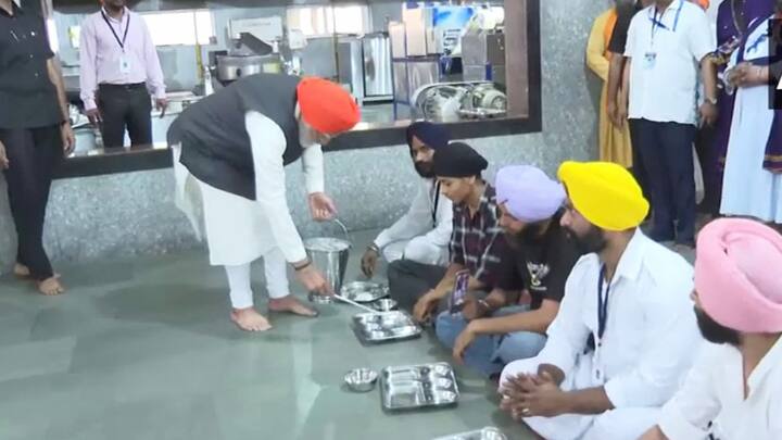 गुरुद्वारा में प्रधानमंत्री नरेंद्र मोदी का अलग ही रूप दिखा. इसकी तस्वीरें खुद प्रधानमंत्री नरेंद्र मोदी ने अपने एक्स हैंडल से भी शेयर की हैं.