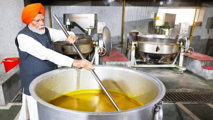 प्रधानमंत्री मोदी अरदास में शामिल हुए. लाइव कीर्तन भी उन्होंने सुना. इस बीच गुरुद्वारे में मौजूद लोग उनकी एक झलक देखने को बेताब थे.