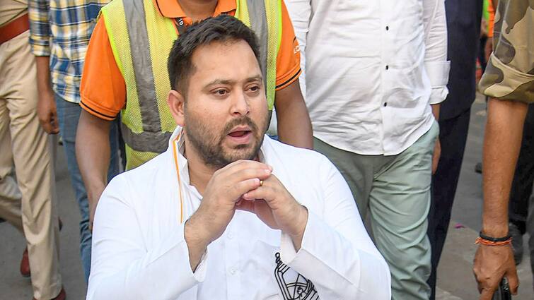 RJD leader Tejashwi Yadav expressed grief over demise of BJP leader Sushil Kumar Modi Sushil Modi Passes Away: सुशील मोदी के निधन पर तेजस्वी यादव ने जताया शोक, लिखा- 'अत्यंत व्यथित हूं'