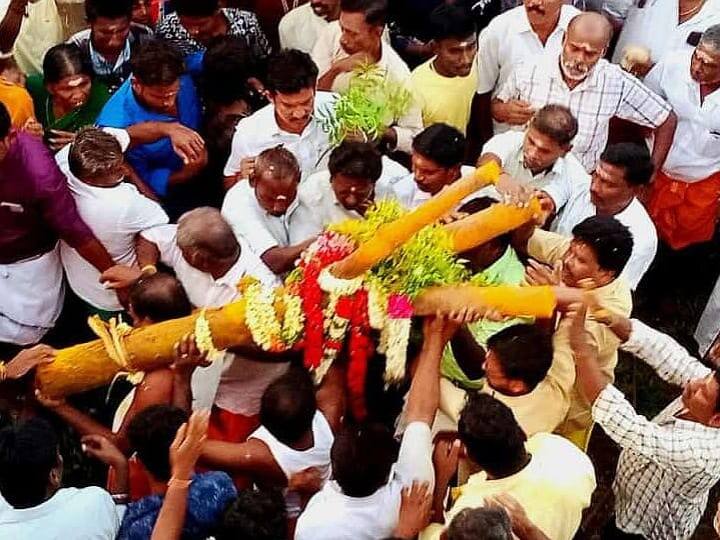 Karur news Devotees carried the pole of Mariamman on their shoulders for two kilometers வைகாசி பெருவிழா: கரூரில் மாரியம்மன் கம்பத்தை 2 கிலோ மீட்டர் தோளில் சுமந்து வந்த பக்தர்கள்