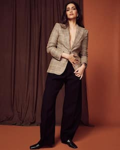Sonam Kapoor Photos: క‌పూర్ బ్యూటీ స్ట‌న్నింగ్ లుక్