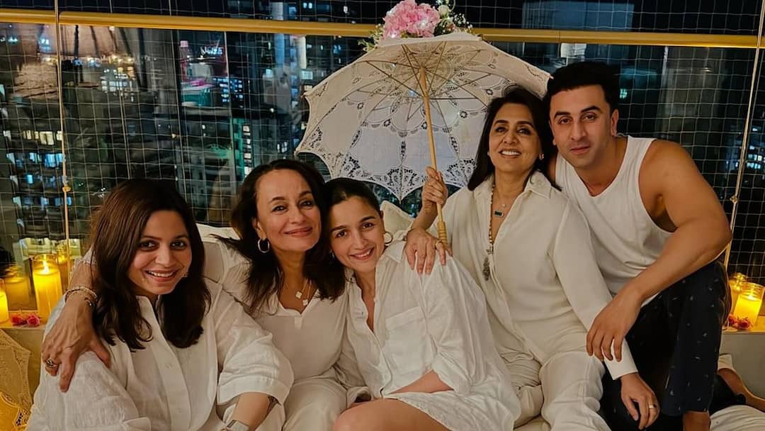 Alia Bhatt Ranbir Kapoor Mother's Day Celebration With Neetu Kapoor And Soni Razdan Raha Missing See Pic Alia Bhatt And Ranbir Kapoor Celebrate Mother's Day With Their 'Precious Ones' Neetu Kapoor And Soni Razdan
