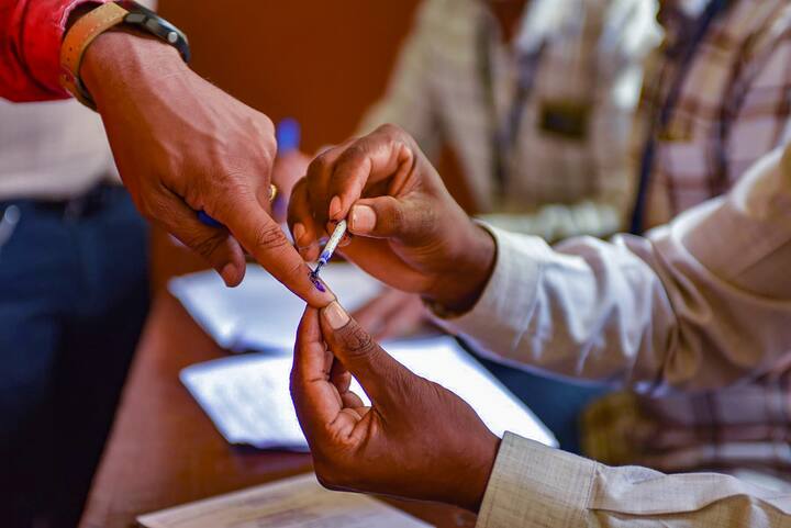 शिकायत मिलने के बाद वोटिंग वहीं रोक ली जाएगी और पहले ये चेक किया जाएगा कि ईवीएम या वीवीपैट ठीक से काम कर रहा है या नहीं. इसके लिए एक मॉक वोट डाला जाता है.