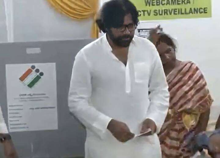 தெலுங்கு சினிமாவின் முன்னணி கதாநாயகனான பவன் கல்யாண் காலையிலே தனது ஜனநாயக கடமையை ஆற்றினார்.