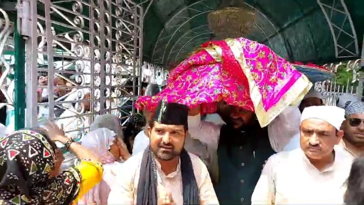 Haridwar News: हरिद्वार में पीएम मोदी की जीत के लिए दुआ, साबिर साहब की दरगाह पर चढ़ाई चादर