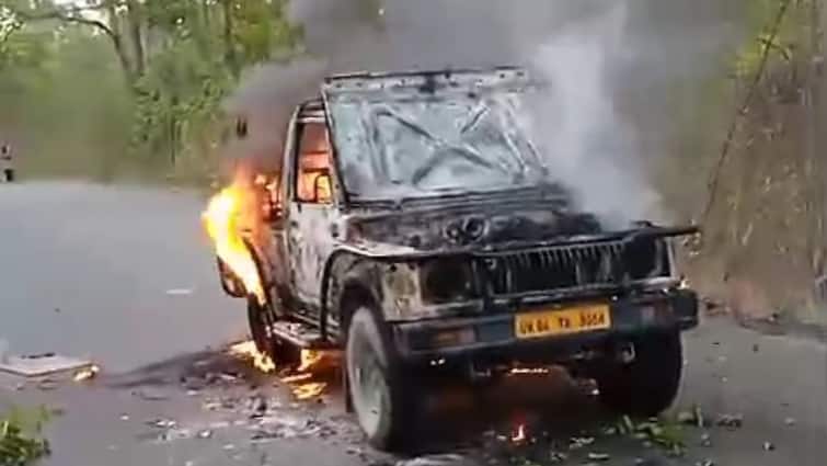 Nainital News tourists visit Pawalgarh Conservation catches fire in Gypsy ann Ramnagar News: पवलगढ़ कंजरवेशन घूमने पहुंचे पर्यटकों की जिप्सी में लगी आग, सभी को सुरक्षित बाहर निकाला
