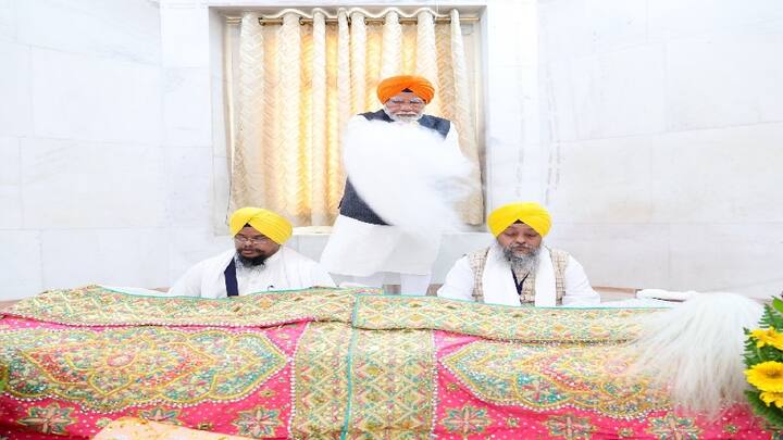 તખ્ત શ્રી પટના સાહિબ, જેને તખ્ત શ્રી હરમંદિર જી, પટના સાહિબ તરીકે પણ ઓળખવામાં આવે છે, તે શીખોના પાંચ તખ્તોમાંથી એક છે. ગુરુ ગોવિંદ સિંહના જન્મસ્થળ તરીકે, આ તખ્ત મહારાજા રણજીત સિંહ દ્વારા 18મી સદીમાં બનાવવામાં આવ્યો હતો.