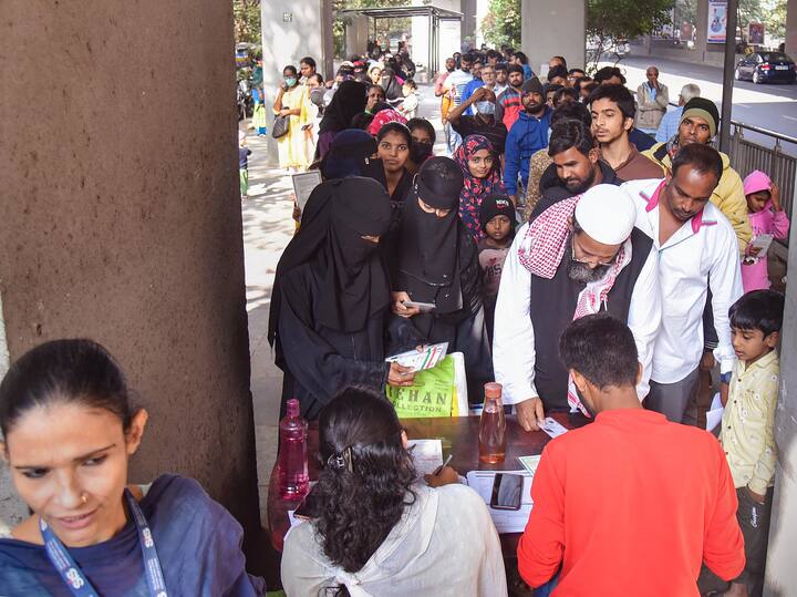 आधार से नंबर रजिस्टर करने के लिए आप नजदीकी एनरोलमेंट सेंटर पर जा सकते हैं. यहां फॉर्म भरकर आप अपना मोबाइल नंबर दर्ज करके फॉर्म जमा कर दें.