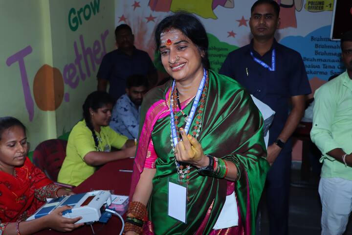 హైదరాబాద్ బిజెపి ఎంపీ అభ్యర్థి మాధవి లత మహేంద్ర హిల్స్ లో ఓటు హక్కు వినియోగించుకున్నారు.