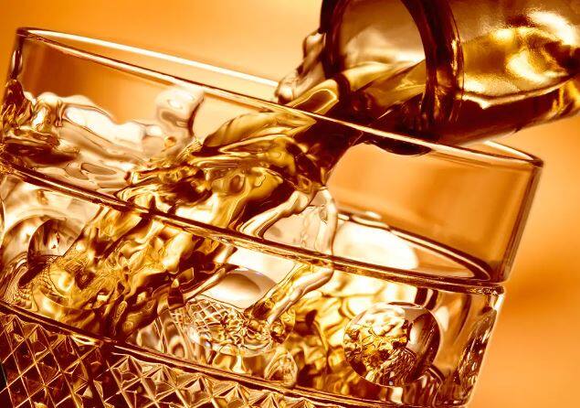 ਅਲਕੋਹਲ ਨੂੰ ਡਾਇਯੂਰੇਟਿਕ ਪ੍ਰਭਾਵ ਕਿਹਾ ਜਾਂਦਾ ਹੈ, ਜਿਸਦਾ ਮਤਲਬ ਹੈ ਕਿ ਉਹ ਪਿਸ਼ਾਬ ਦੇ ਉਤਪਾਦਨ ਨੂੰ ਵਧਾਉਂਦੇ ਹਨ, ਜਿਸ ਨਾਲ ਡੀਹਾਈਡਰੇਸ਼ਨ ਹੋ ਸਕਦੀ ਹੈ।