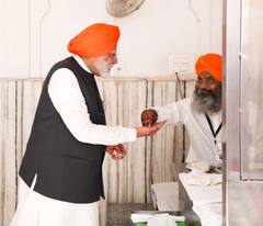 स्वत:च लाटली गोल चपाती, लंगरसेवाही दिली; डोक्यावर पगडी, मोदींनी गुरुद्वारात टेकला माथा