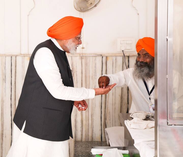 डोक्यावर पगडी परिधान करुन मोदींनी गुरुद्वारामध्ये पाटणा साहिब यांच्यापुढे माथा टेकवला. त्यानंतर, येथील शिख बांधवांनी आपुलकीचा संवादही साधला.