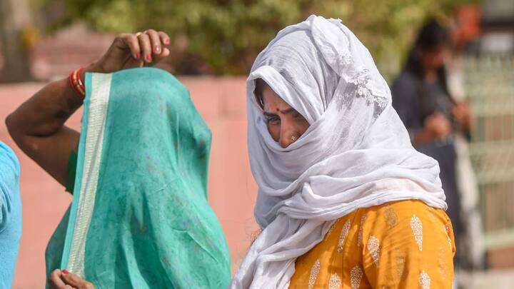 दिल्ली वालों के दिन के समय गर्मी आज रुलाएगी. शाम को हल्की बारिश या बूंदाबांदी होने का अनुमान है