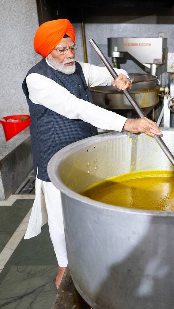 पंतप्रधान नरेंद्र मोदींची गुरुद्वारा पाटणा साहिब येथे लंगरसेवा!