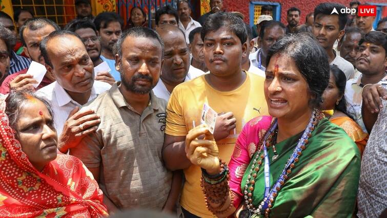 Lok Sabha Elections 2024 BJP Candidate Madhavi Latha staged protest in front of polling booth Hyderabad Lok Sabha Elections: माधवी लता का सियासी ड्रामा... सुबह बुर्का उठवाया, अब शाम को पोलिंग बूथ के बाहर मचाया हंगामा