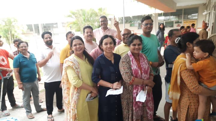 हालांकि बाद में जैसे ही यह खबर फैली तत्काल इस वीडियो को ग्रुप से हटाया गया इस वीडियो में एक व्यक्ति नोट का बटन दबाते हुए नजर आ रहा है जिसने उसका एक वीडियो मोबाइल में बनाएं बनाया. इधर विधायक कैलाश विजयवर्गीय की विधानसभा में विवाद सामने आया जहां पर कुछ लोग जिन्हें बीजेपी का बताया जा रहा है और कहा जा रहा है कि इन्होंने कांग्रेस के ब्लॉक अध्यक्ष के कार्यालय पर पत्थर से हमला किया और तोड़फोड़ की. इससे पहले एक मतदान केंद्र पर बीजेपी और कांग्रेस के कार्यकर्ताओं के बीच विवाद हुआ उसके बाद पथराव का वीडियो सोशल मीडिया पर वायरल हुआ.