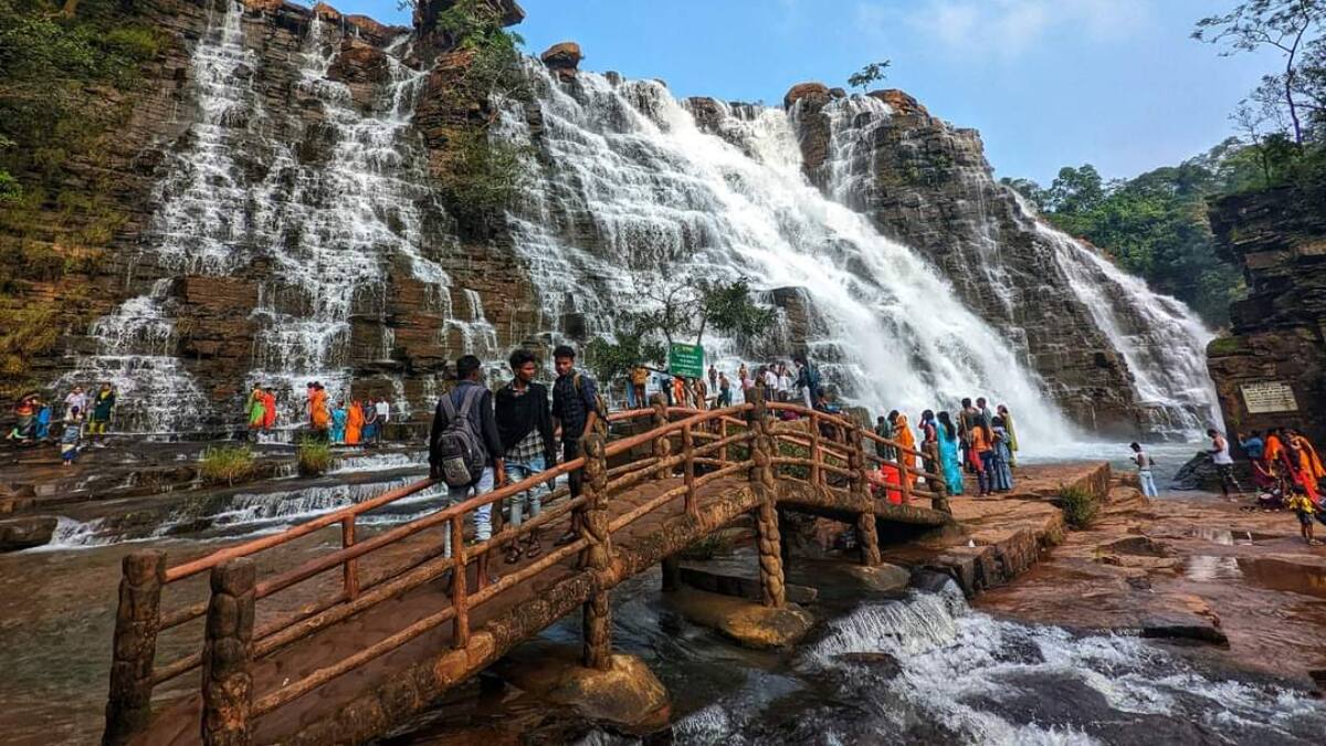 Bastar Weather: बारिश से बस्तर का मौसम हुआ Awesome, पर्यटकों से गुलजार हुई ये जगहें