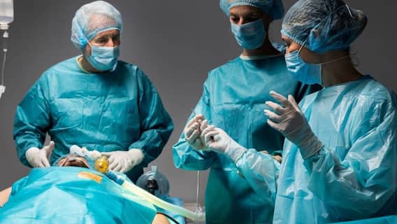 Kidney Transplant: क्या ट्रांसप्लांट के वक्त पूरी तरह हटा देते हैं खराब किडनी, ट्रीटमेंट में कितने रुपये होते हैं खर्च? जानें पूरा प्रोसेस Kidney Transplant: क्या ट्रांसप्लांट के वक्त पूरी तरह हटा देते हैं खराब किडनी, ट्रीटमेंट में कितने रुपये होते हैं खर्च? जानें पूरा प्रोसेस