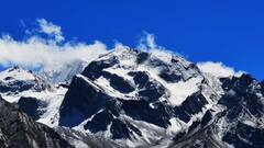 कहां है ओम पर्वत, जहां पहाड़ियों से खुद ही बन जाता है ॐ, क्या है इसकी कहानी