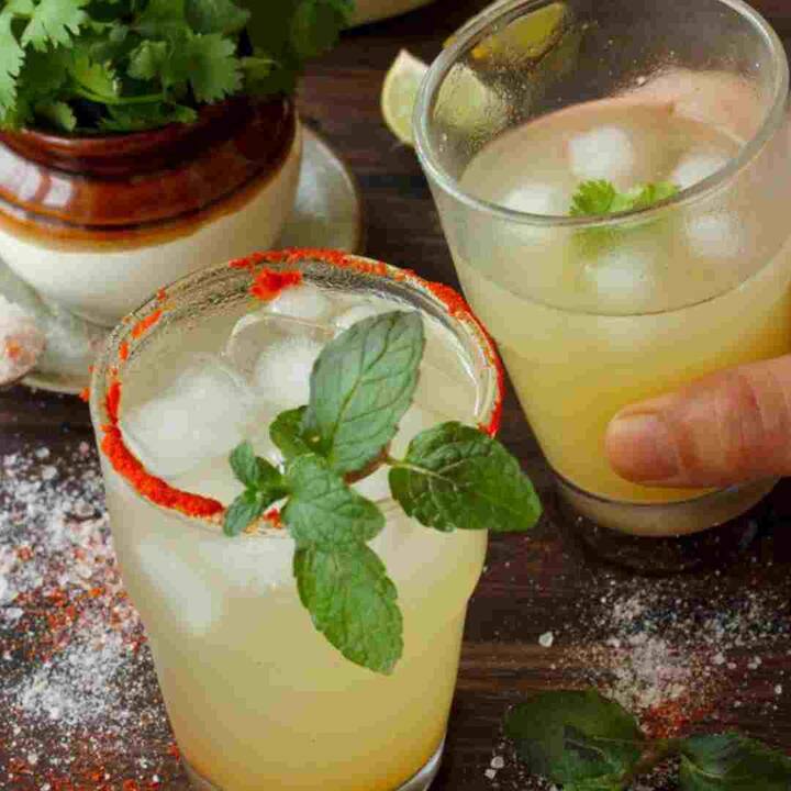 ਤੁਹਾਡੇ ਸਰੀਰ ਨੂੰ ਹਾਈਡਰੇਟ ਰੱਖਣ ਦੇ ਨਾਲ-ਨਾਲ ਇਹ ਤੁਹਾਡੀ ਚਮੜੀ ਨੂੰ ਸਿਹਤਮੰਦ ਰੱਖਣ ਵਿੱਚ ਵੀ ਮਦਦਗਾਰ ਸਾਬਤ ਹੋ ਸਕਦਾ ਹੈ। ਪੇਟ ਫੁੱਲਣਾ ਅਤੇ ਕਬਜ਼ ਵਰਗੀਆਂ ਸਮੱਸਿਆਵਾਂ ਵਿੱਚ ਵੀ ਇਹ ਫਾਇਦੇਮੰਦ ਸਾਬਤ ਹੋ ਸਕਦਾ ਹੈ। ਅਜਿਹੇ 'ਚ ਤੁਸੀਂ ਵੱਖ-ਵੱਖ ਤਰ੍ਹਾਂ ਦੇ ਸੱਤੂ ਡਰਿੰਕਸ ਬਣਾ ਸਕਦੇ ਹੋ ਅਤੇ ਗਰਮੀਆਂ 'ਚ ਇਸ ਨੂੰ ਆਪਣੀ ਡਾਈਟ 'ਚ ਸ਼ਾਮਲ ਕਰ ਸਕਦੇ ਹੋ।