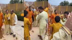 অচেনা মেজাজে দুই কিংবদন্তি, গানের তালে কোমর দোলালেন গাওস্কর, গুণ্ডাপ্পা বিশ্বনাথ