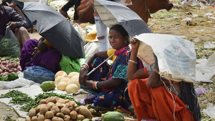 दिल्ली में अधिकतम और न्यूनतम तापमान के क्रमश: 40 और 26 डिग्री सेल्सियस रहने की संभावना है, जो सामान्य से एक डिग्री ज्यादा है.