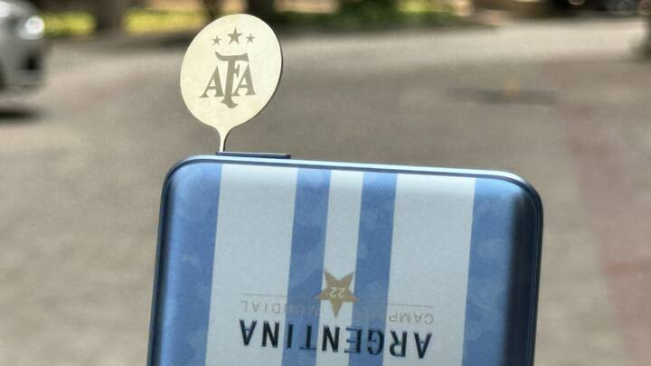 Cover Is An Own Goal - The charger in Argentina colours and the SIM extractor tool are stars in their own right, very solidly built and in our book actually making a slightly greater visual impact than the phone itself, which is a bit predictable. Rather surprisingly, the case provided in the package is a black one, which is a huge miss in our book. A special edition phone could have got a special edition case - perhaps one in Argentina colours or even plain light blue. Even a transparent case that showed off the phone's distinct back would have been better.