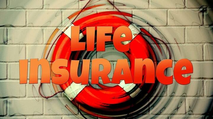 साल 1976 में EPFO द्वारा EDLI यानी एम्प्लॉइज डिपोजिट लिंक्ड इंश्योरेंस योजना शुरू की गई थी. जिसके तहत पीएफ खाता धारक को इंश्योरेंस मिलता है.