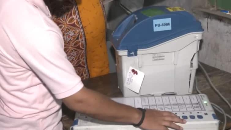 Lok Sabha Elections Phase 4: Voting On 96 Seats Across 10 States & UTs Begins Amid Tight Security Lok Sabha Polls Phase 4: Voting On 96 Seats Across 10 States & UTs Begins Amid Tight Security