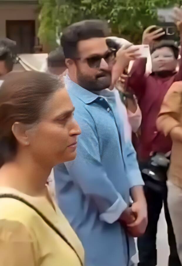 நடிகர் ஜூனியர் என் டி ஆர் நீண்ட நேரம் வரிசையில் நின்று வாக்கு பதிவு செய்துள்ளார்.