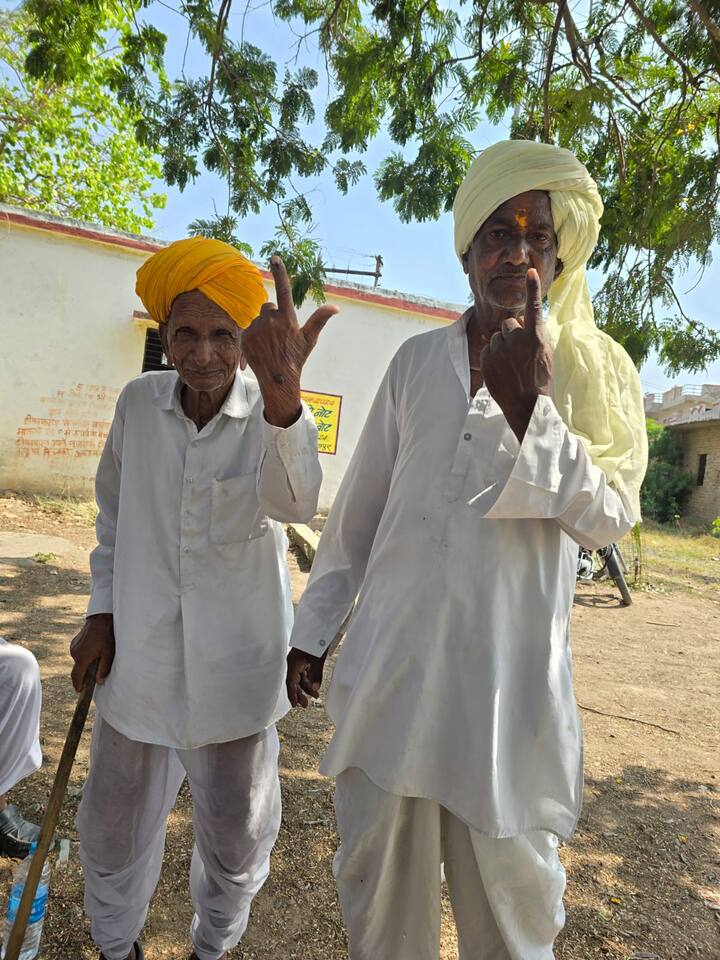 इंदौर में मतदान संपन्न करवाने के लिए नेहरू स्टेडियम में सरकारी कर्मचारियों की ड्यूटी लगाई गई है जहां पर महिला बाल विकास विभाग में मौजूद एक महिला कर्मचारी अचानक बेहोश हो गई बेहोशी की हालत में उसे तत्काल अस्पताल ले जाया गया और उपचार शुरू किया गया.इधर इंदौर में कांग्रेस नोटा का प्रचार कर रही थी तो उसने आज वोटिंग वाले दिन नोटा की टेबल लगाकर अनोखा प्रचार किया और लोगों को नोटा पर वोट डालने के लिए प्रेरित किया हालांकि शिकायत होने के बाद अधिकारी पहुंचे और उस टेबल को वहां से हटाया.चुनाव के दौरान एक तस्वीर सामने ही जहां पर 95 वर्षीय वृद्ध ने देपालपुर विधानसभा में अपना मतदान किया इस दौरान वे काफी खुश नजर आए और दूसरे लोगों को भी वोट डालने के लिए प्रेरित किया.