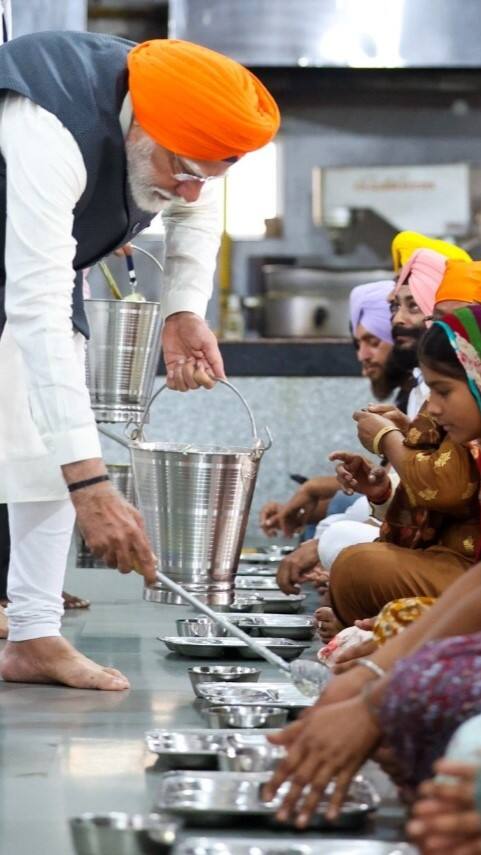 પીએમ મોદીએ કરી લંગર સેવા