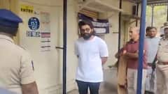 Allu Arjun : हैदराबादमधून अल्लू-अर्जुन मतदान करण्यासाठी मतदान केंद्रावर; पाहा फोटो