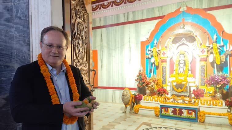 Gorakhpur News France diplomat Laurent Triponne visit gorakhnath temple and said New Well Developed City ann Gorakhpur News: फ्रांस के राजनयिक लॉरेंट त्रिपोने ने गोरखनाथ मंदिर मे किया दर्शन, गोरखपुर को बताया न्यू वेल डेवलप्ड सिटी