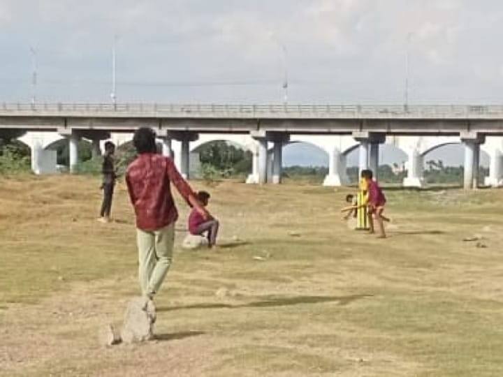 Karur Amravati Dam dry due to lack of water turned into a cricket ground - TNN கிரிக்கெட் விளையாடும் மைதானமாக மாறிய அமராவதி ஆறு - தண்ணீர் இல்லாததால் வறண்டு கிடக்கிறது