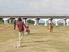 கிரிக்கெட் விளையாடும் மைதானமாக மாறிய அமராவதி ஆறு - தண்ணீர் இல்லாததால் வறண்டு கிடக்கிறது