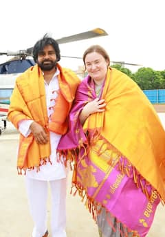 In Pics: భార్యతో కలిసి ఓటేసిన పవన్ కల్యాణ్, హెలికాప్టర్‌లో గ్రాండ్ ఎంట్రీ